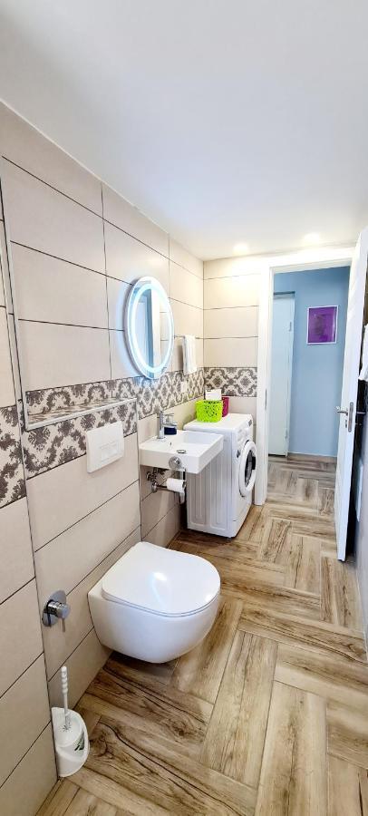 2V1 - 21 Dhjetori Apartamento Tirana Exterior foto